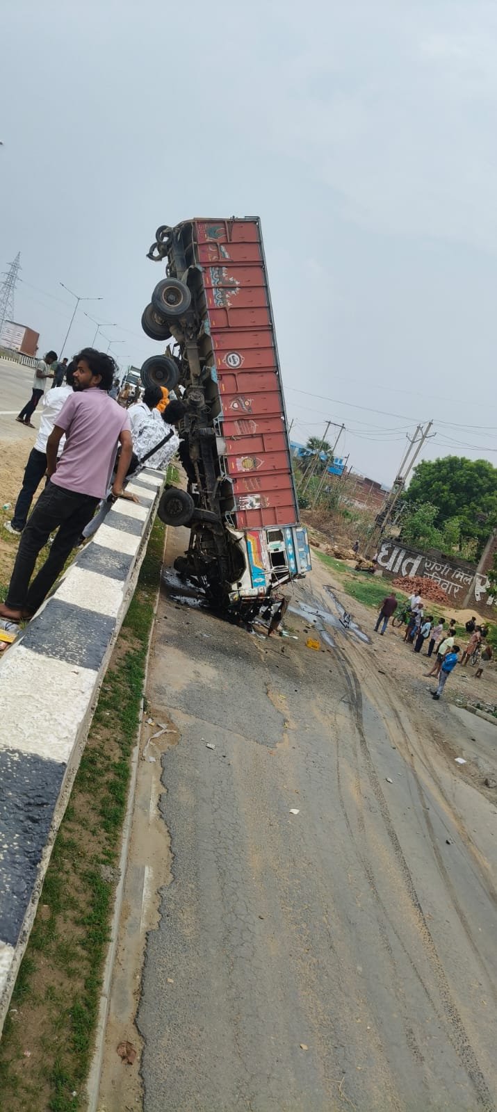 हिंदी समाचार | टायर फटने से फ्लाईओवर पर लटकी...