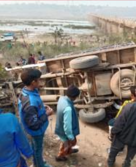हिंदी समाचार |सोननदी में पल्टा ट्रक,खाई में...