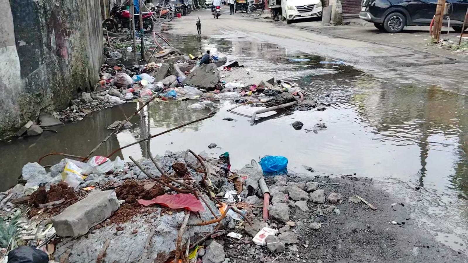 हिंदी समाचार | आरसीसी सड़क पर बहता गंदा पानी