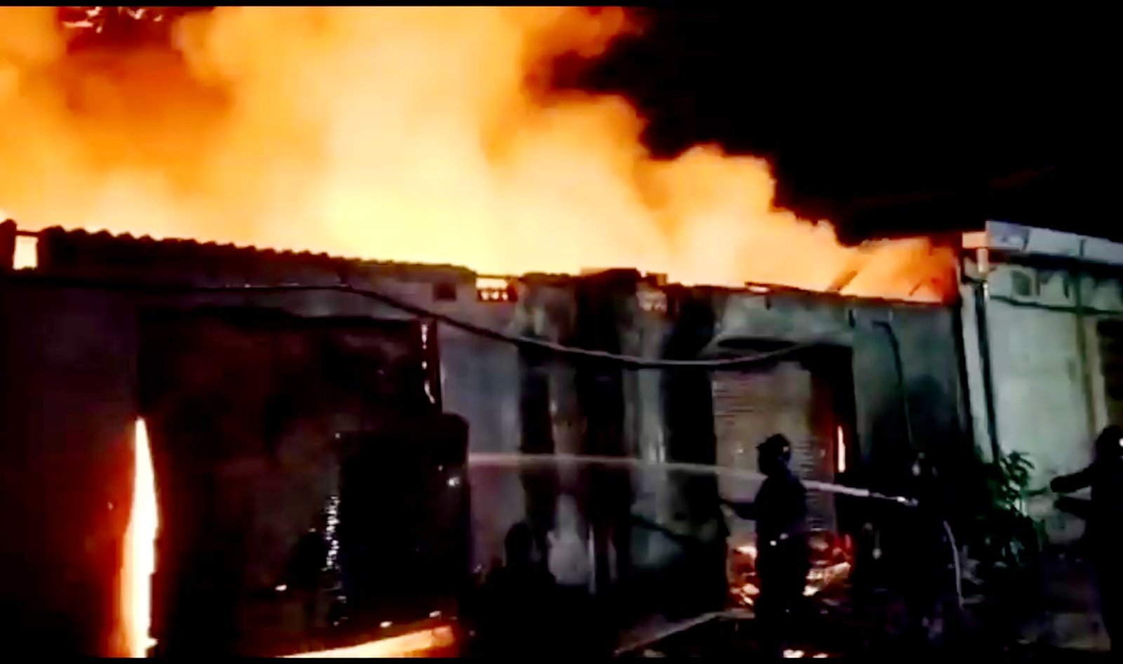 हिंदी समाचार |आग लगने से पांच गोदाम जलकर राख,...