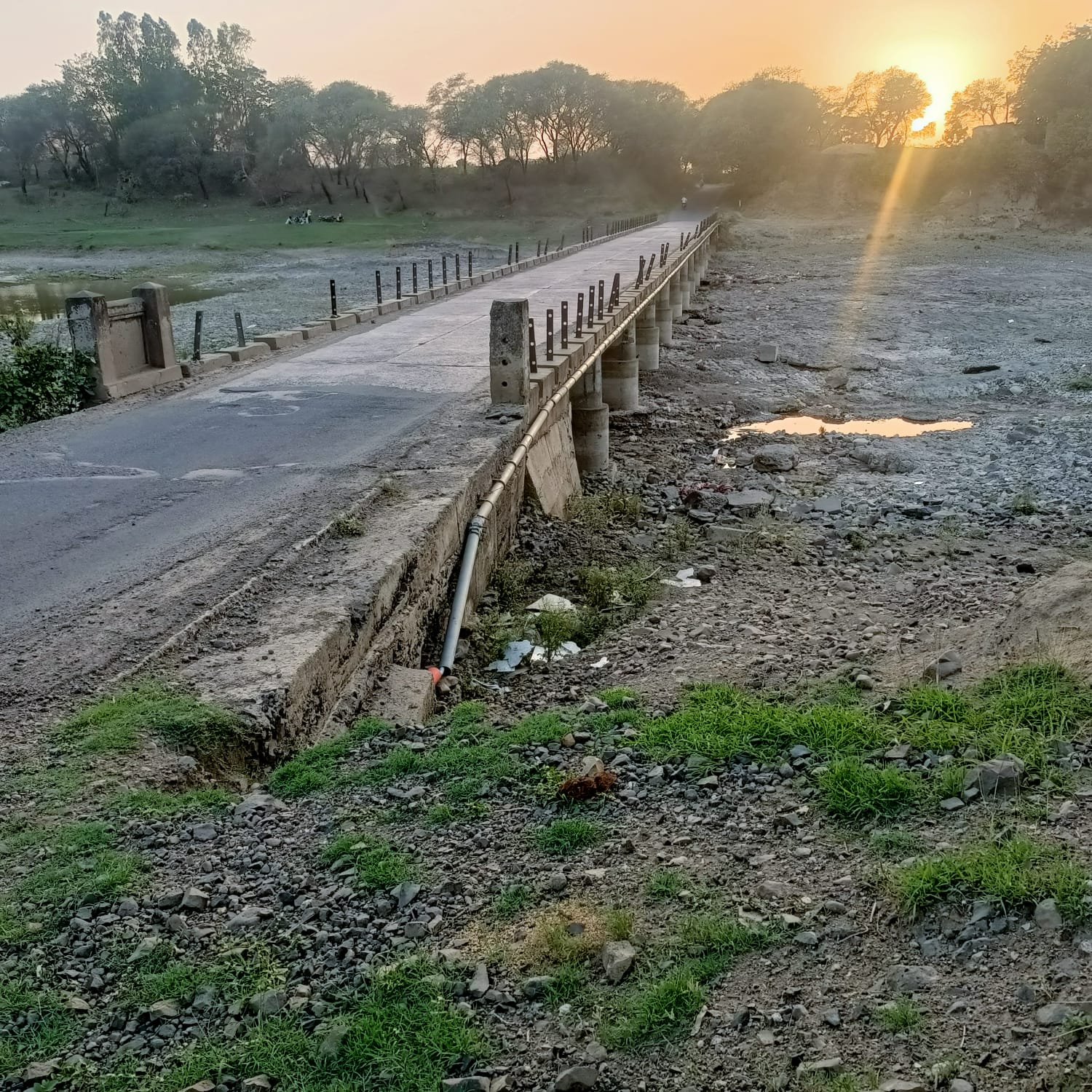 हिंदी समाचार |तलेन पुल की रेलिंग टूटी हो...