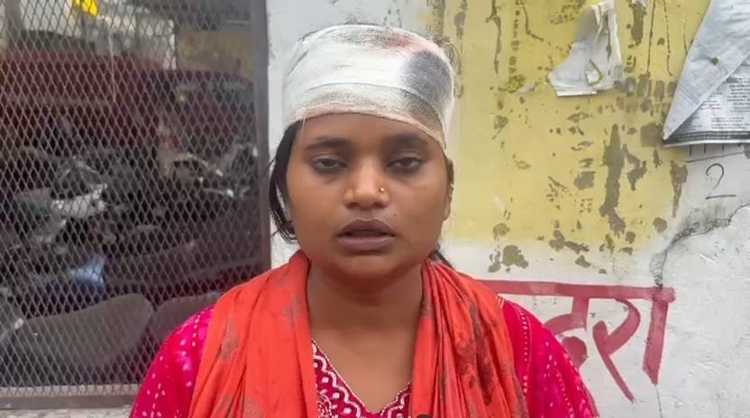 हिंदी समाचार | दरवाजे पर मिट्टी गिराने के...