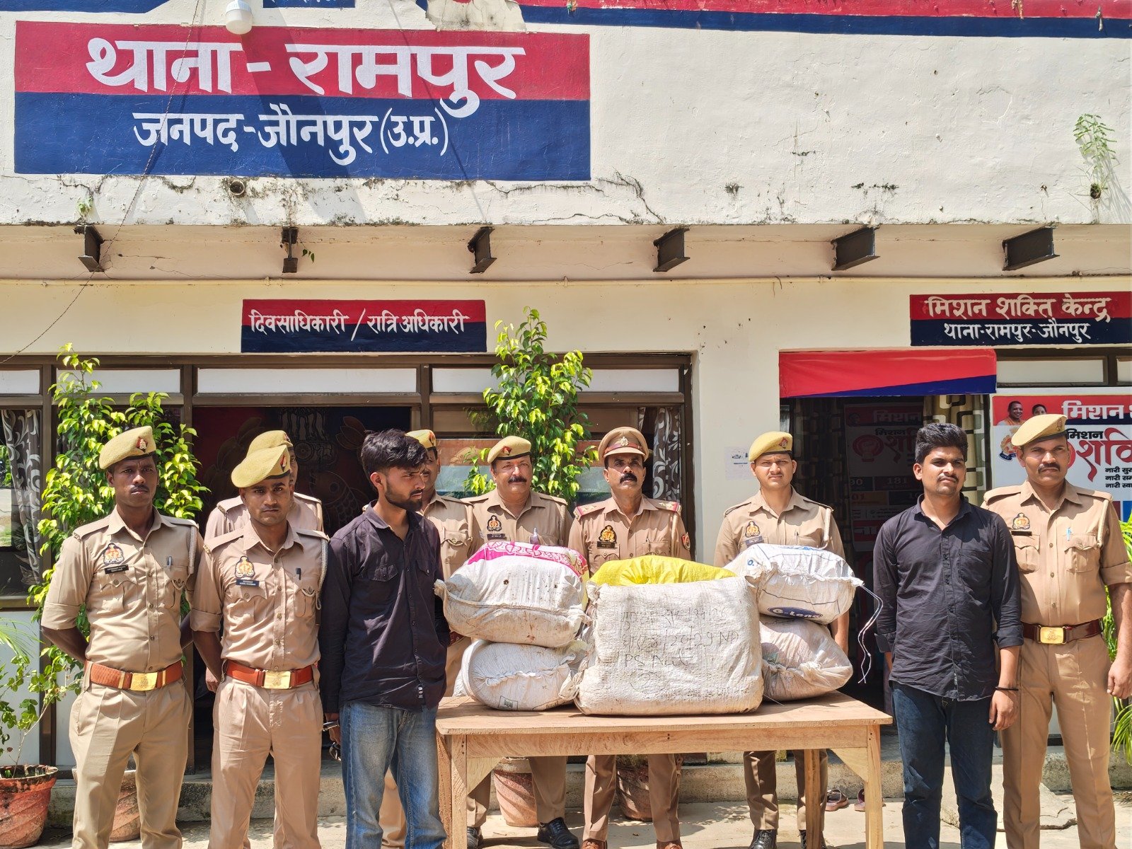 हिंदी समाचार | एक क्विंटल गांजा के साथ दो...