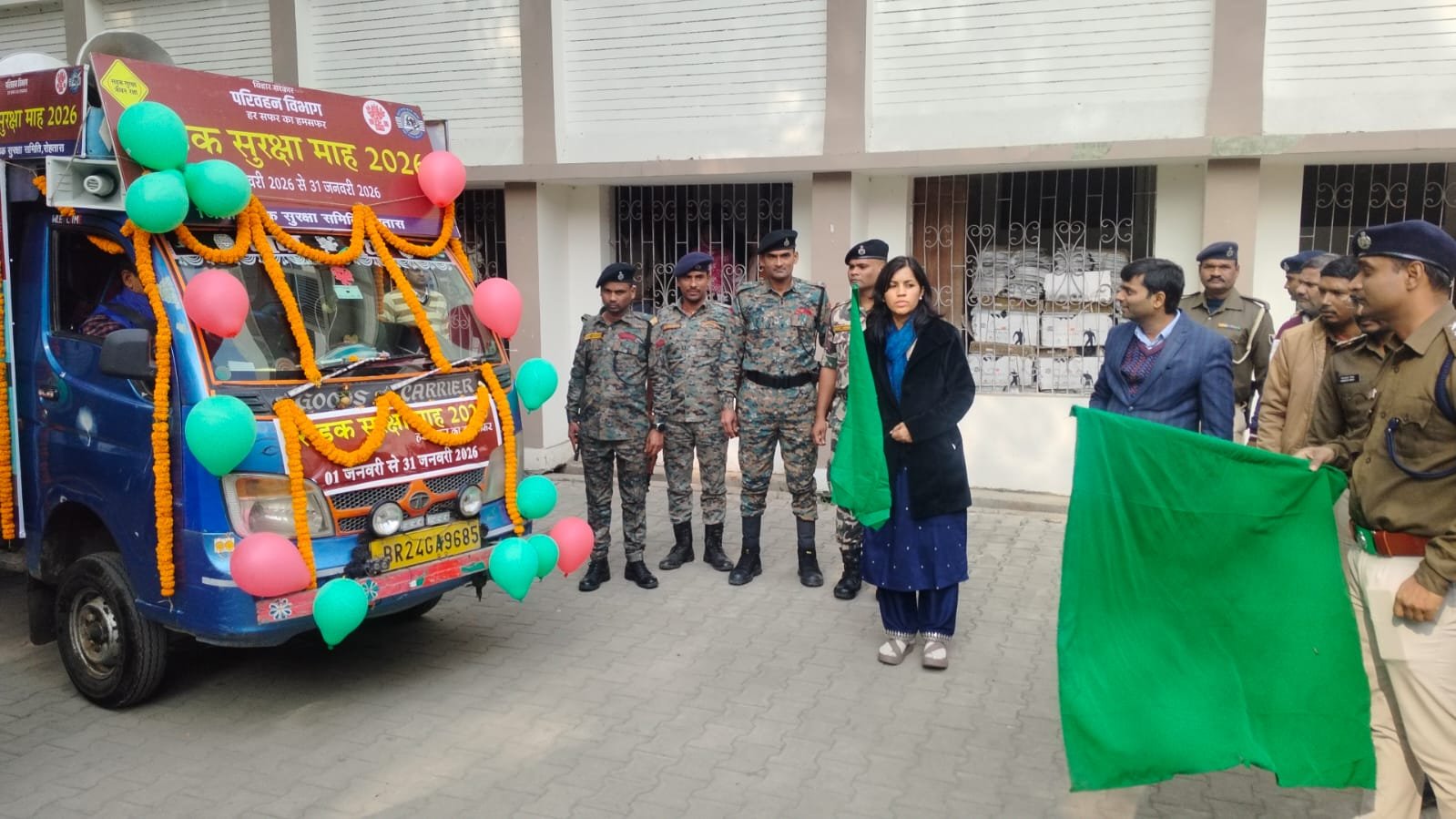 हिंदी समाचार |डीएम ने सडक सुरक्षा की हरी...