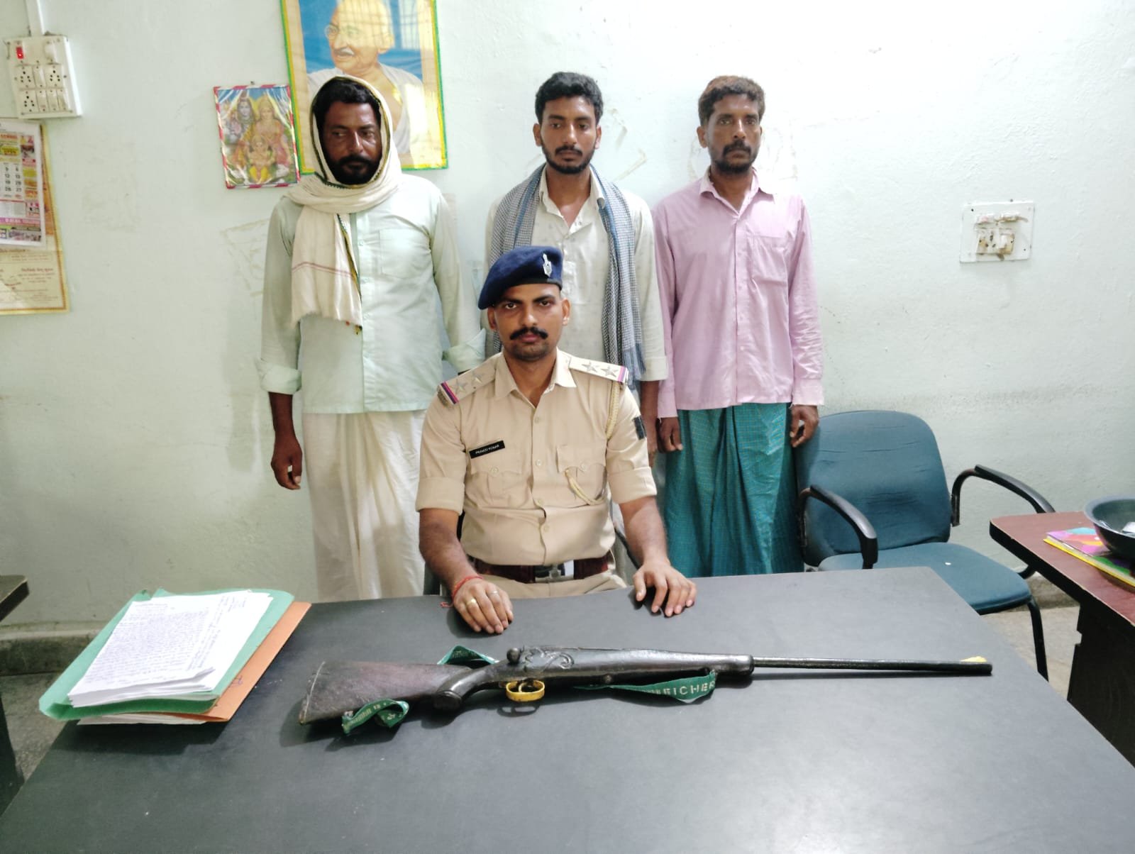 हिंदी समाचार |चैनपुर पुलिस ने हथियार के साथ...