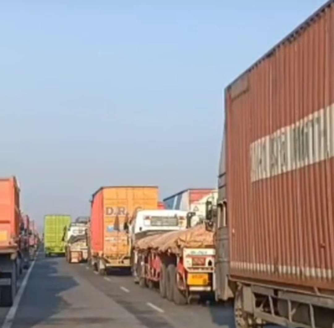 हिंदी समाचार | राष्ट्रीय राजमार्ग 19 पर लगा...