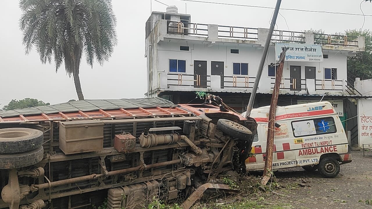 हिंदी समाचार | बेकाबू आयशर ट्रक ने खड़ी  108...
