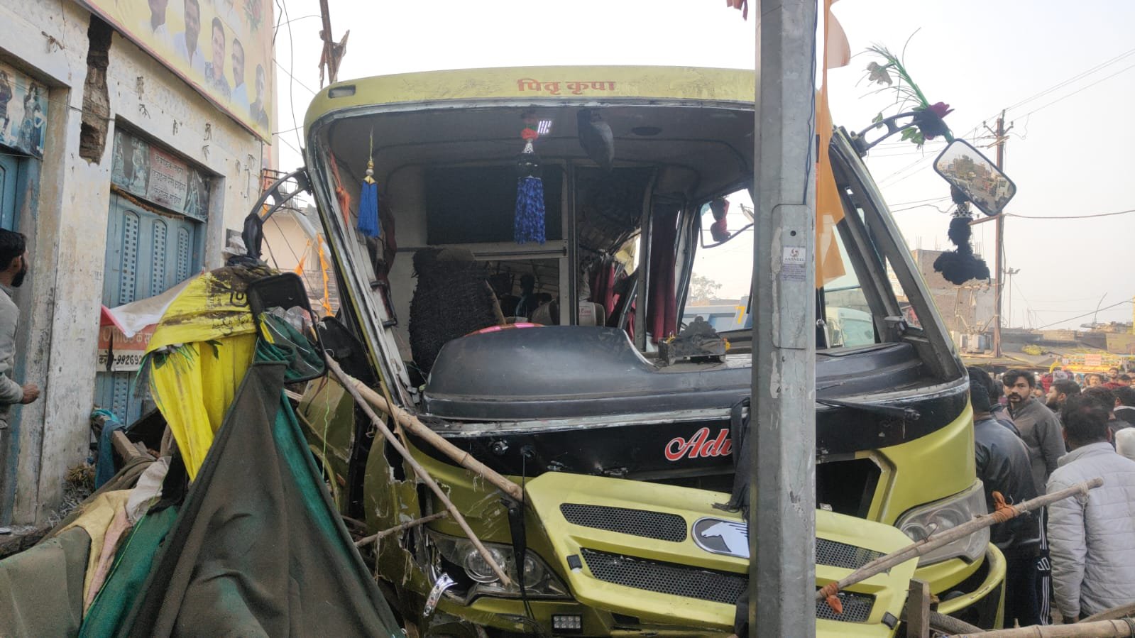 हिंदी समाचार | तलेन में हुआ बस ट्रक का भीषण हादसा,14  लोग घायल