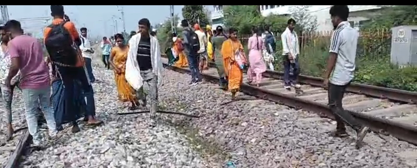 हिंदी समाचार | ट्रेन की चपेट में आने से लगभग 65...