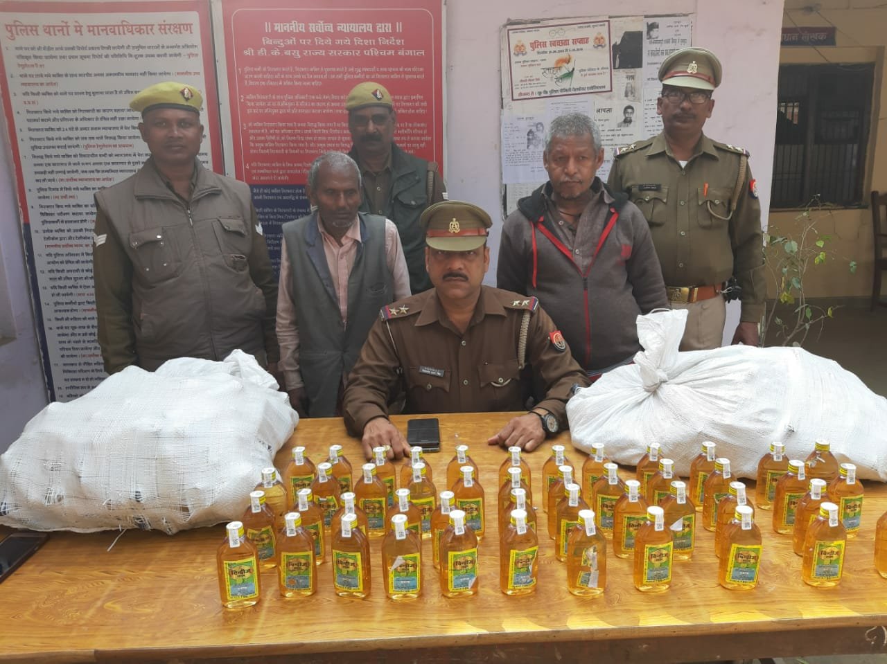 हिंदी समाचार |पुलिस ने अवैध शराब के साथ कई को...