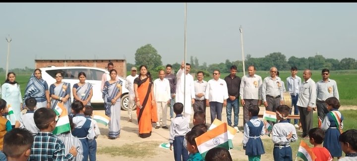 हिंदी समाचार |ध्वजारोहण कर शहीदों को दी गई...
